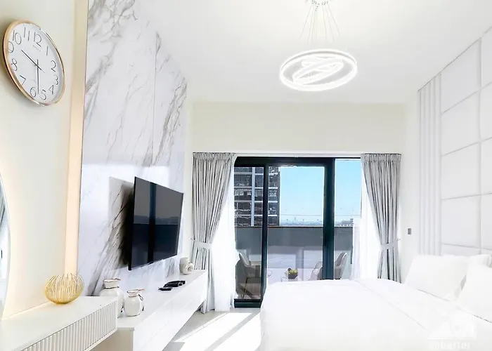 Luxury Living In Azizi Riviera & Cozy Balcony