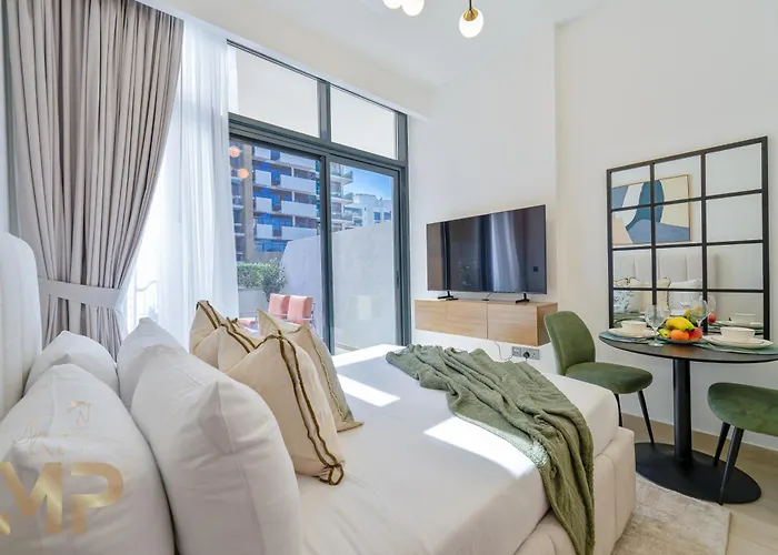 Marcopolo - Chic Studio Huge Balcony & Top-Notch Amenities