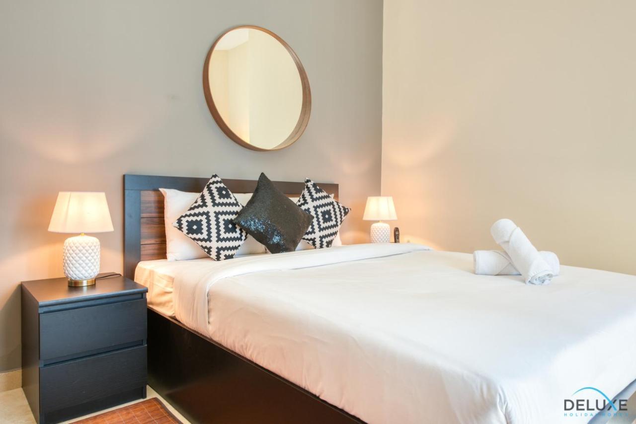 Apartment Minutes Away To Metro Unit With Nearby Retail Outlets, Gate 2, Jumeirah Towers By Deluxe Homes *
