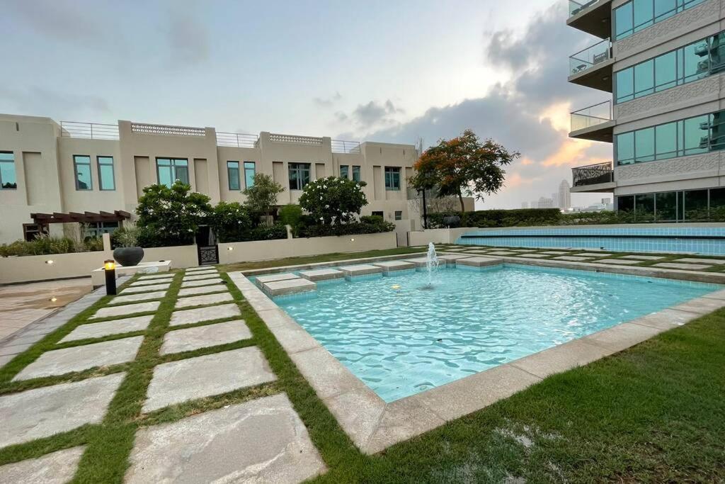 Cozy 2 Bedroom Apt Golf Tower Greens, Stunning Golf Views Dubai