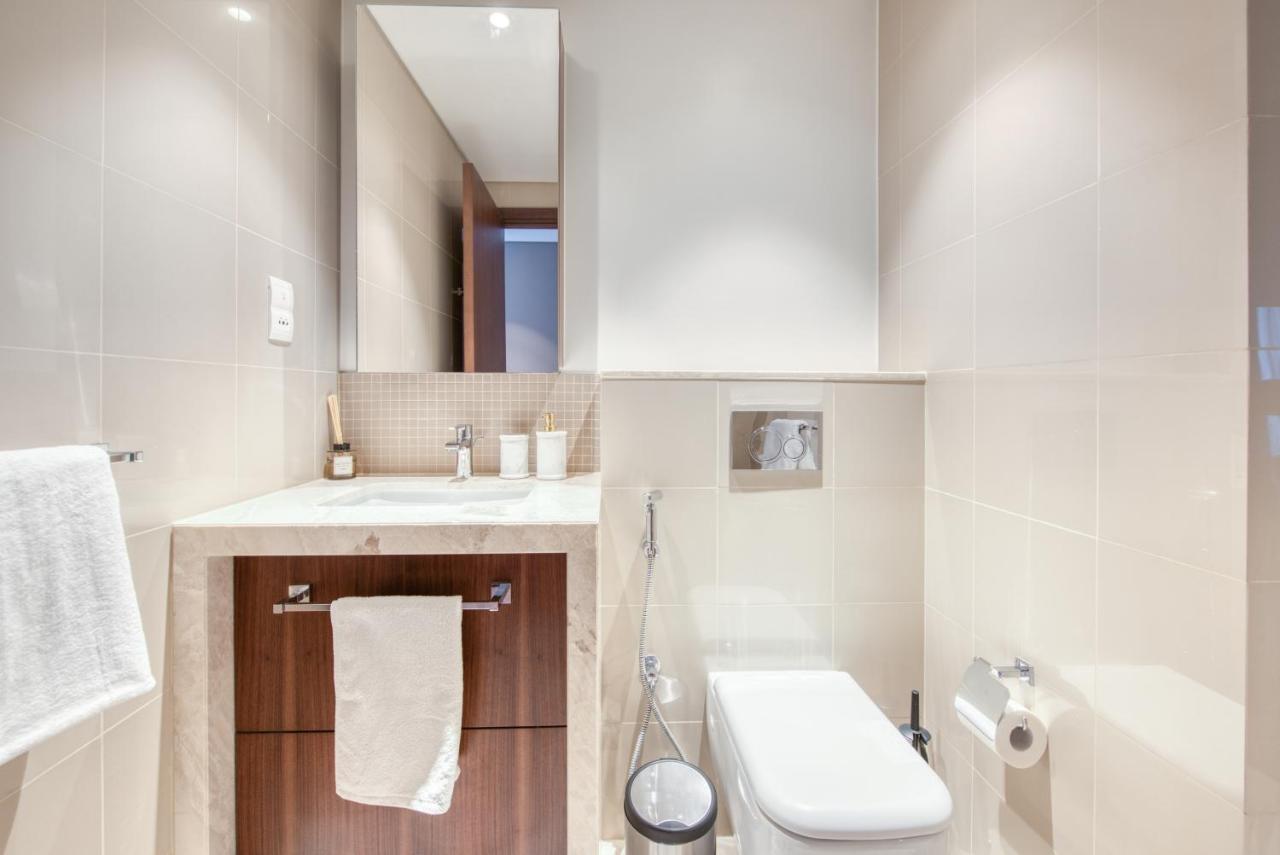 Luxurious 3 Bedroom In Boulevard Point, Connected To Mall Apartment *