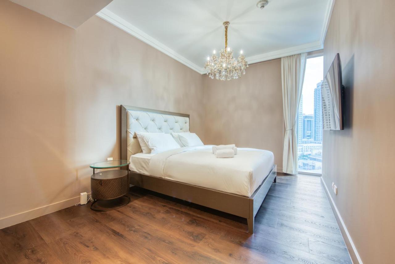 Luxurious 3 Bedroom In Boulevard Point, Connected To Mall Apartment *