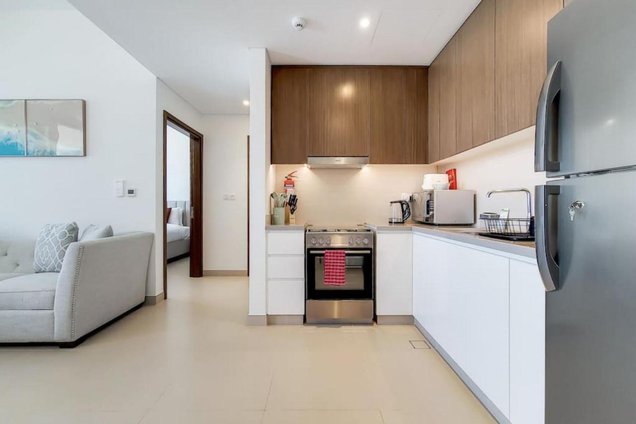 5242 Tower 2 - Light One Bedroom *