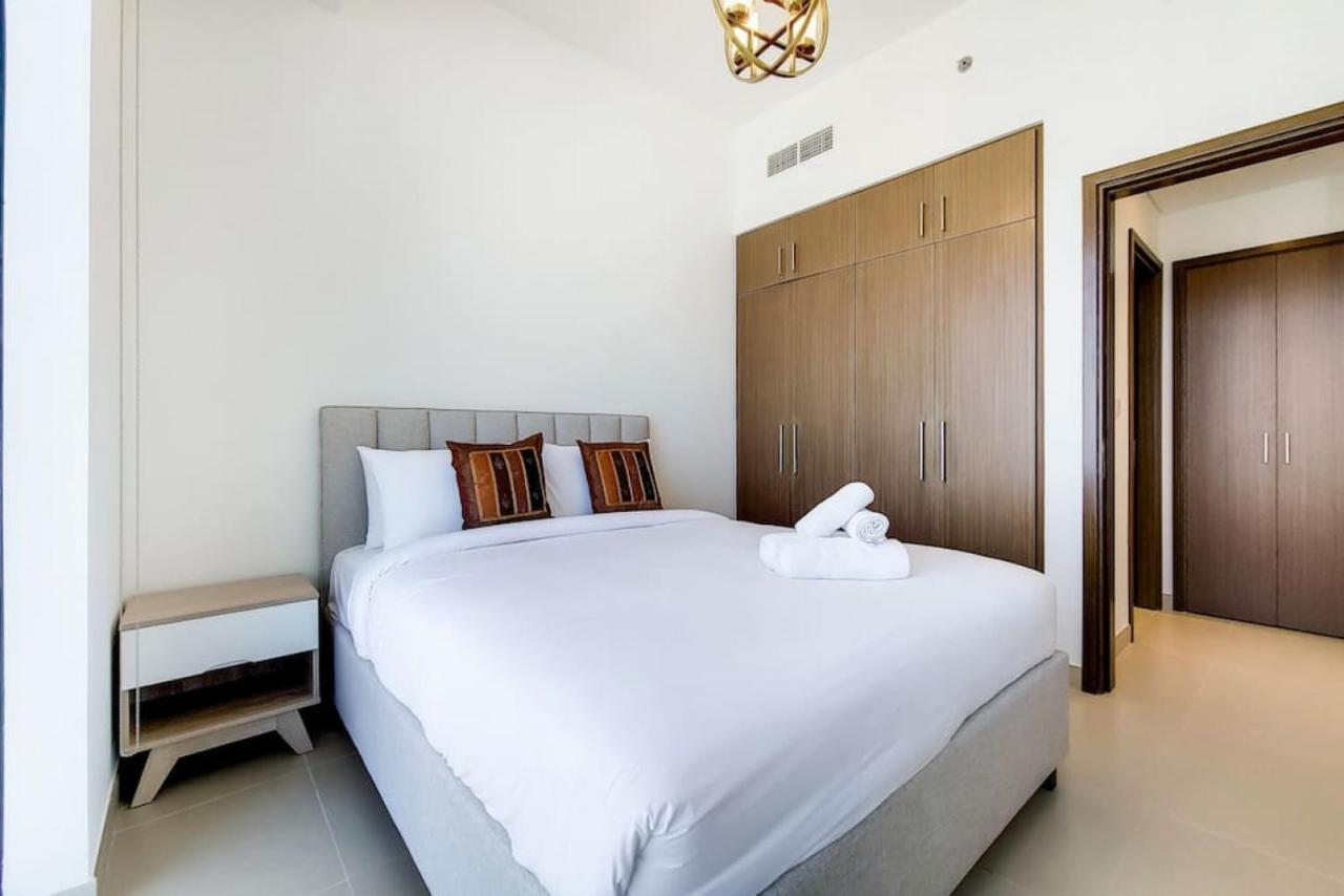 5242 Tower 2 - Light One Bedroom Dubai