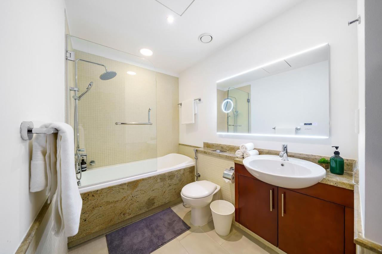 Contemporary & Roomy 2br With Burj Khalifa View Dubai