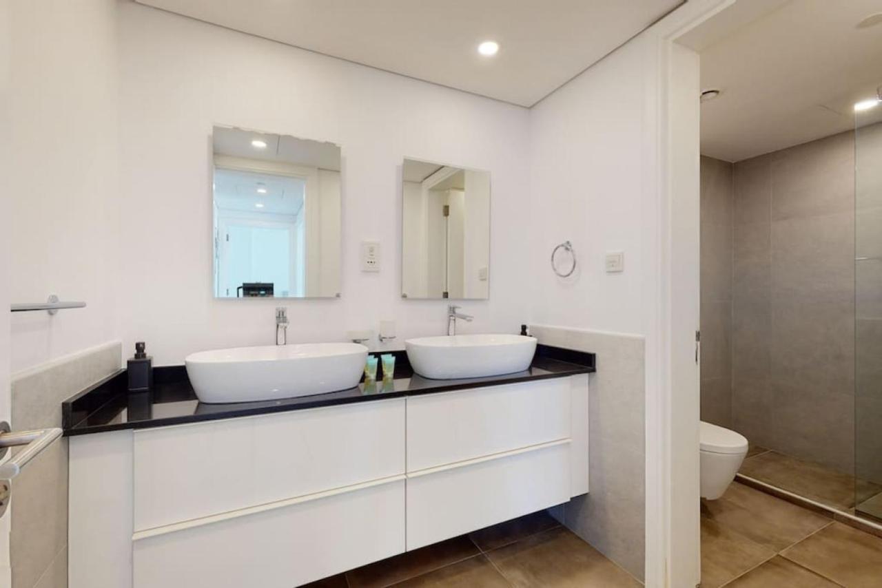 Marina Tower, Marina - Exquisite Three Bedroom
