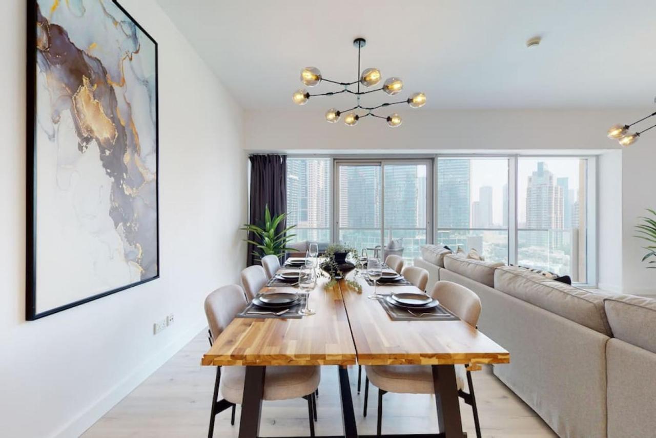 Marina Tower, Marina - Exquisite Three Bedroom *