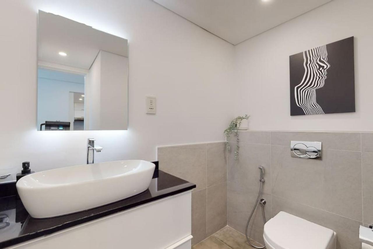 Marina Tower, Marina - Exquisite Three Bedroom Apartment