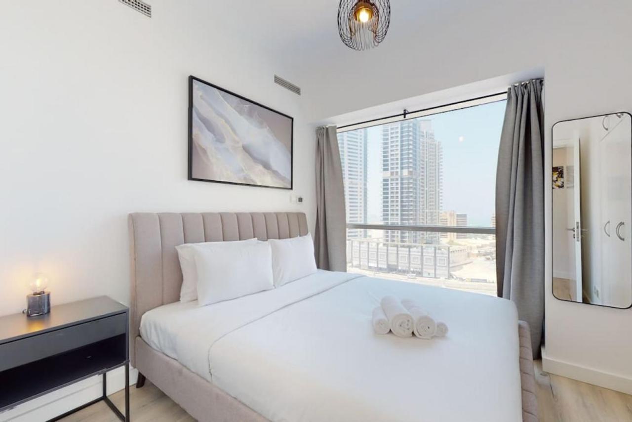 Marina Tower, Marina - Exquisite Three Bedroom Apartment Dubai
