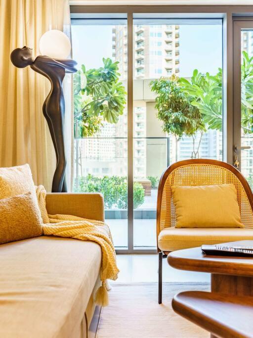 Sophisticated 2br In Unbeatable Downtown Location