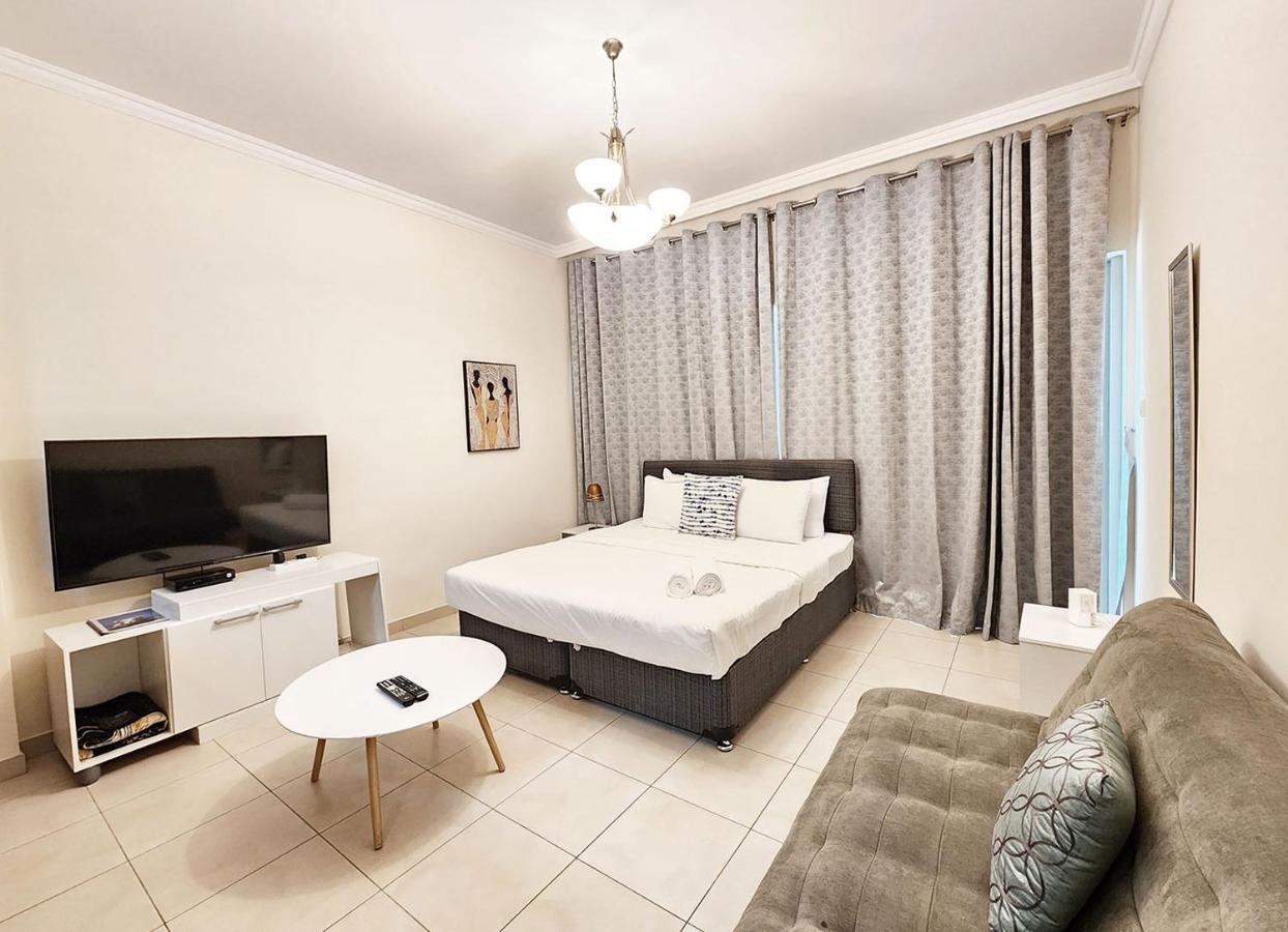 Rh- Relaxing Studio, Downtown With Private Balcony, Walk Away From Burj Khalifa Apartment *