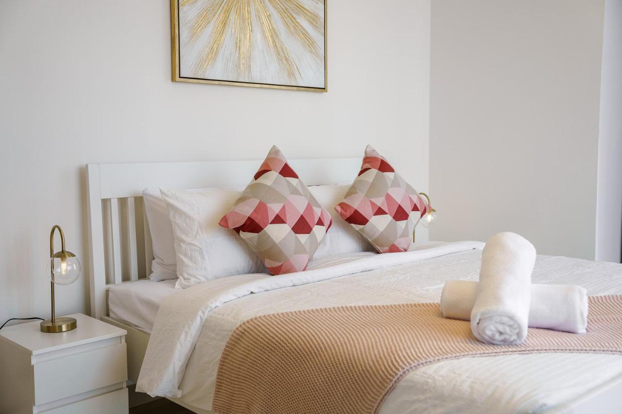 Chic & Trendy 3br+kid's In Vibrant Downtown Apartment Dubai