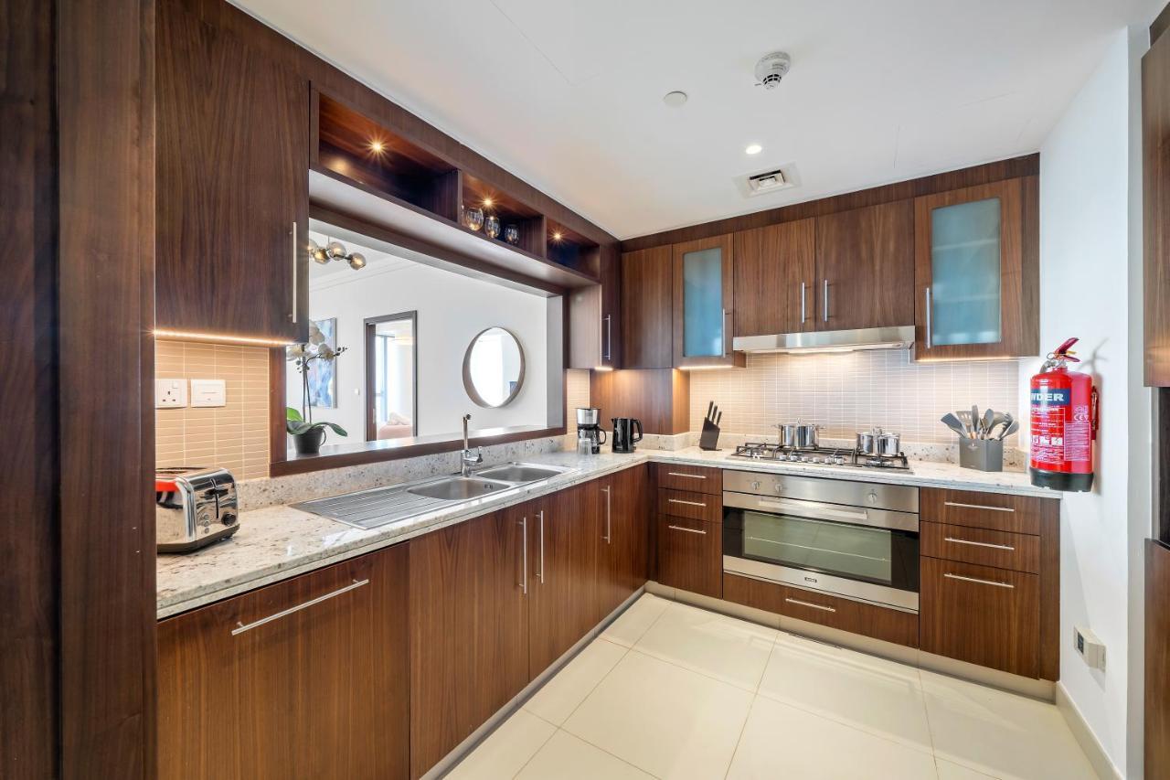 Chic & Trendy 3br+kid's In Vibrant Downtown Apartment Dubai