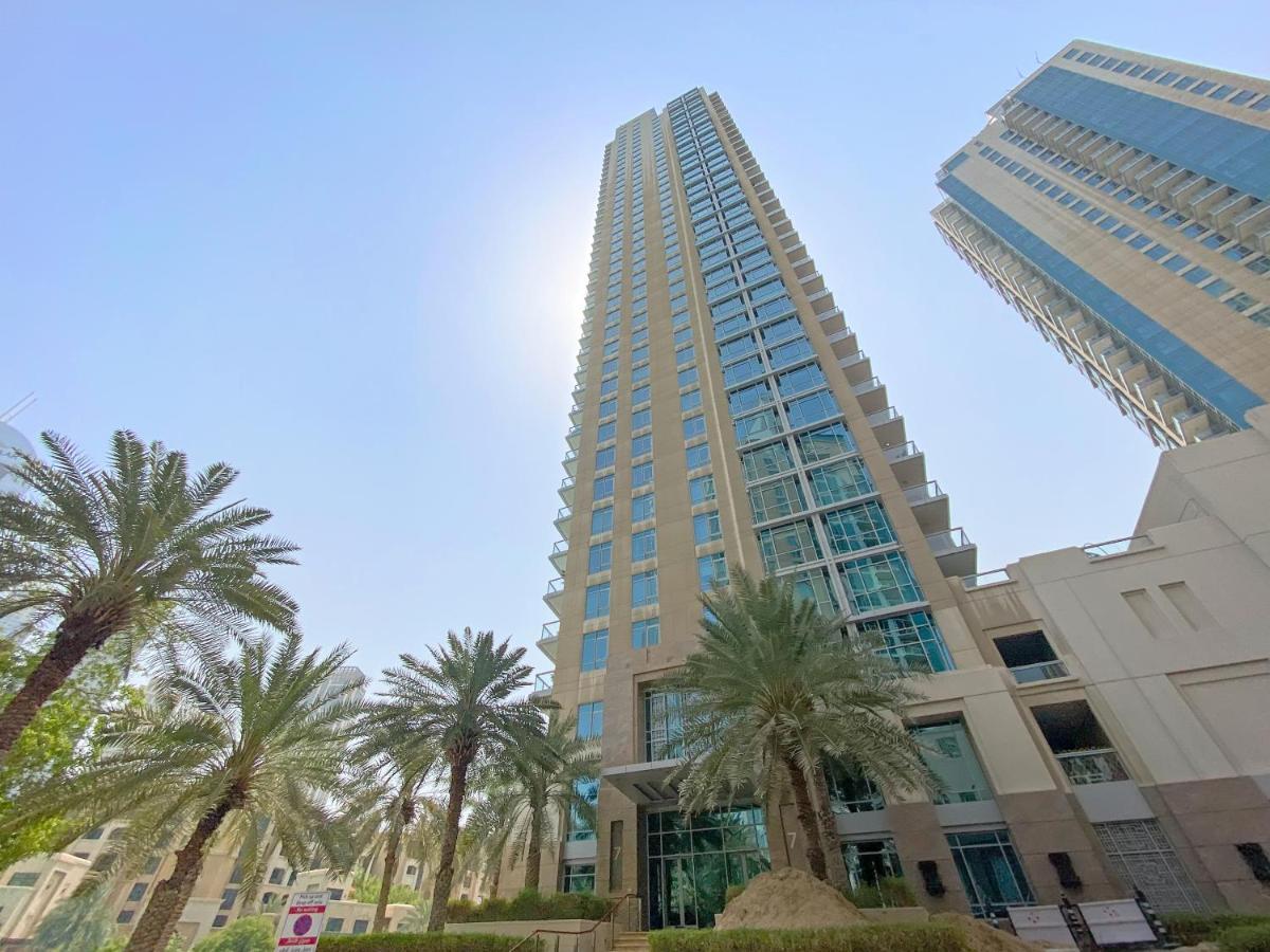 The Amazing 2br, Near Burj Park With A Gym & Pool Apartment