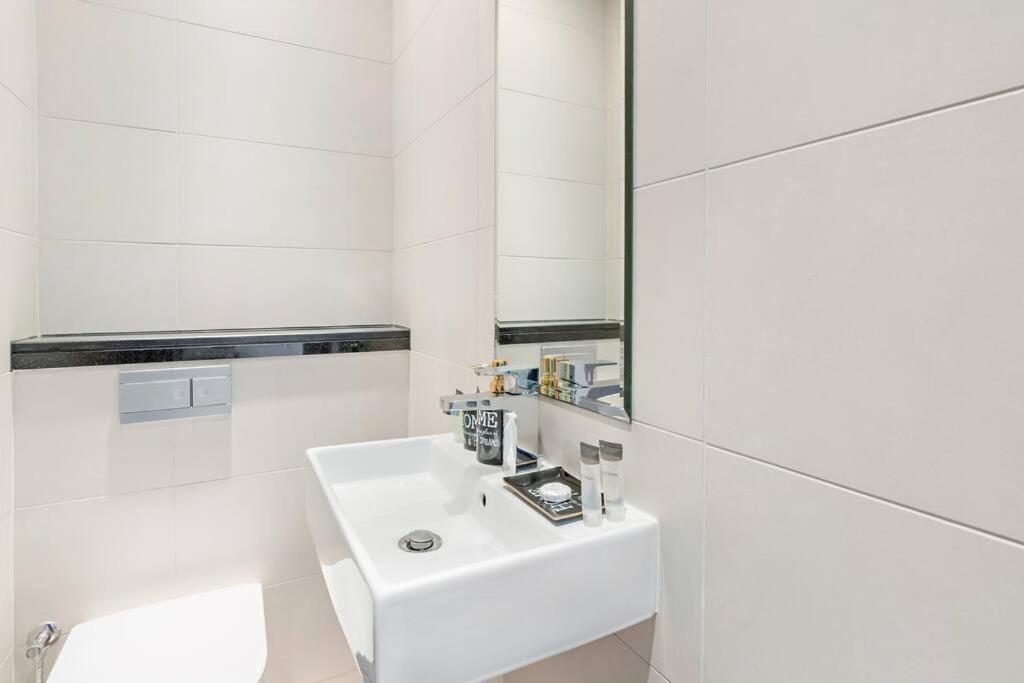 Apartment Modern 1br Near Marina Mall