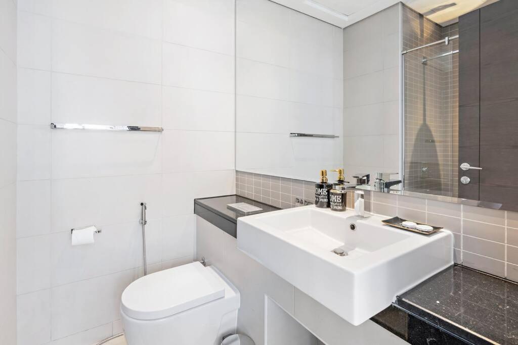 Apartment Modern 1br Near Marina Mall