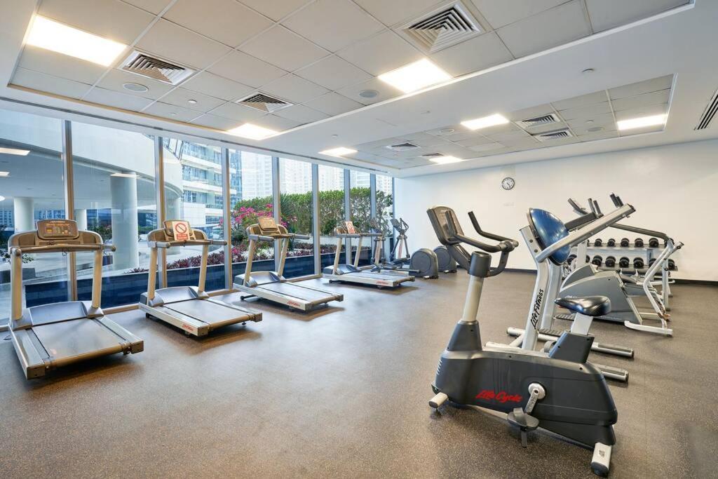 Apartment Modern 1br Near Marina Mall