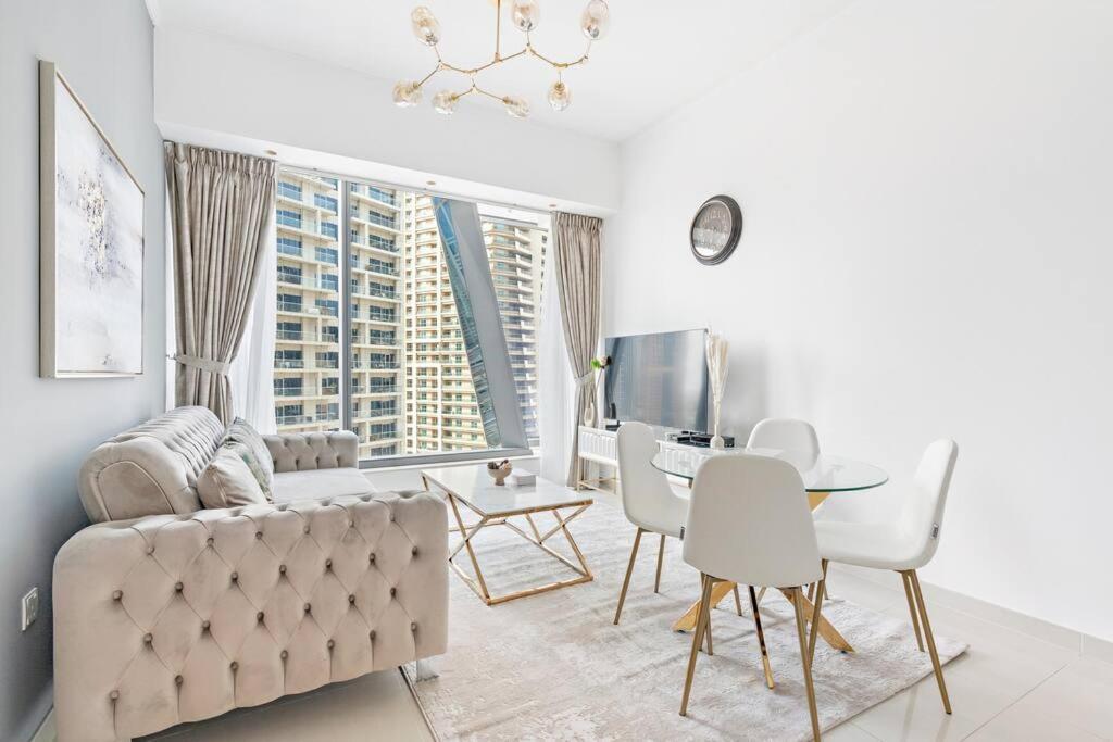 Modern 1br Near Marina Mall *
