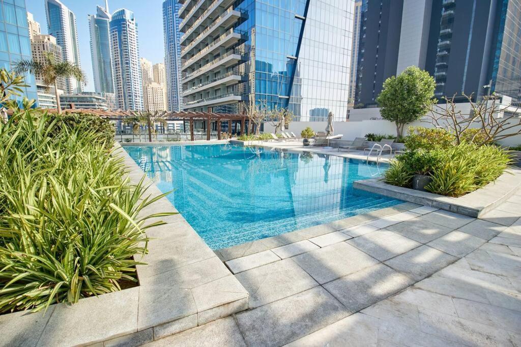 Apartment Modern 1br Near Marina Mall *