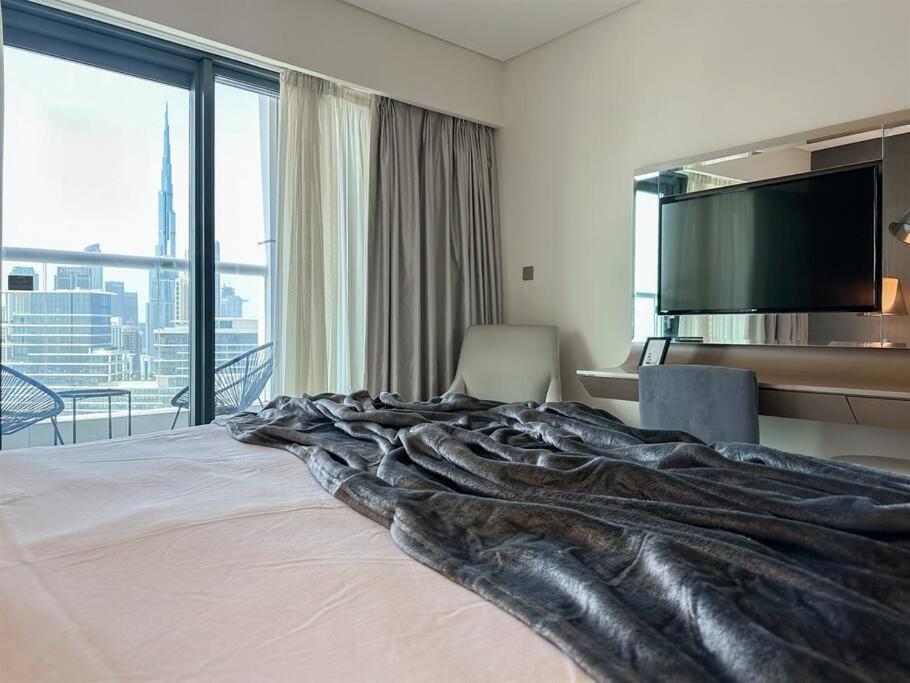 Trophy - Paramount Burj Khalifa View Apartment