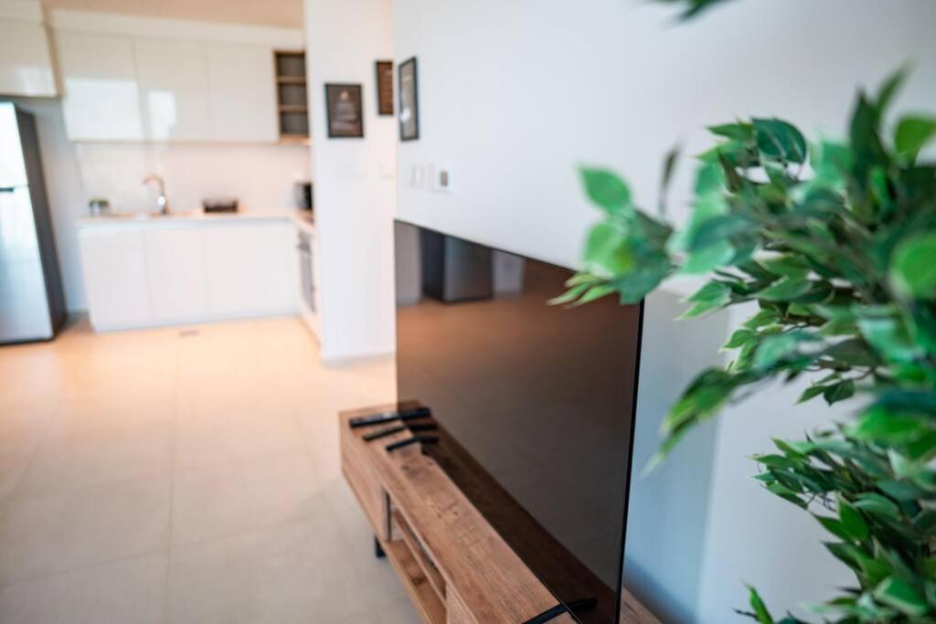 Downtown Views 2br Luxury Pool And Skyline * Dubai