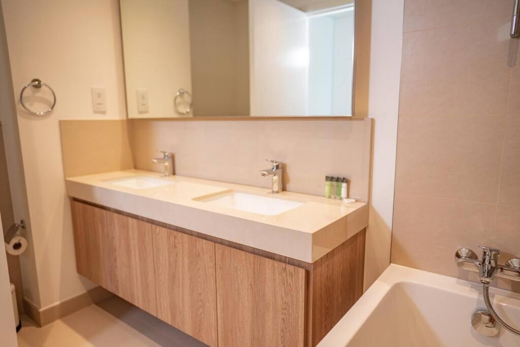 Downtown Views 2br Luxury Pool And Skyline Apartment Dubai
