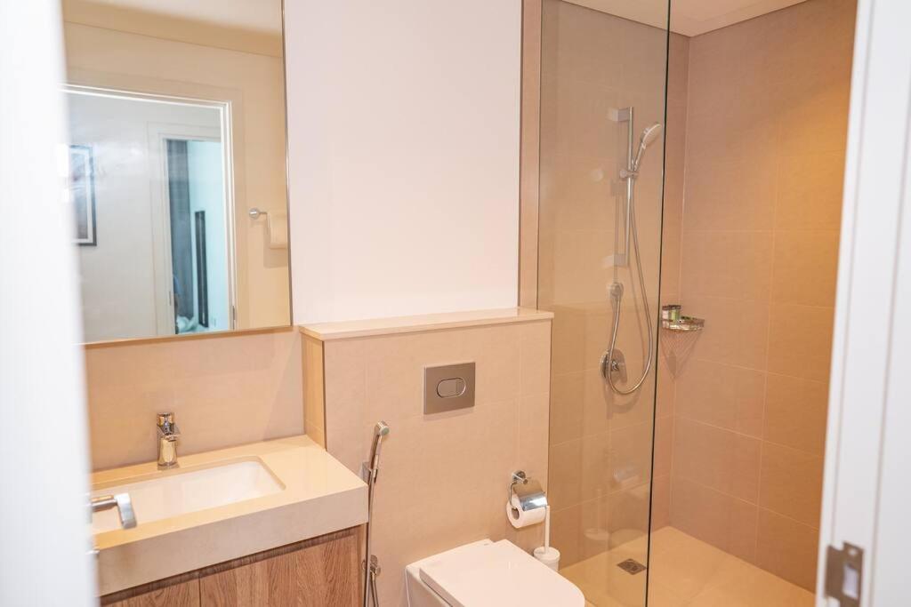 Downtown Views 2br Luxury Pool And Skyline * Dubai