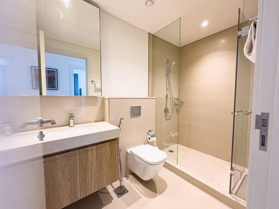 Downtown Views 2br Luxury Pool And Skyline * Dubai