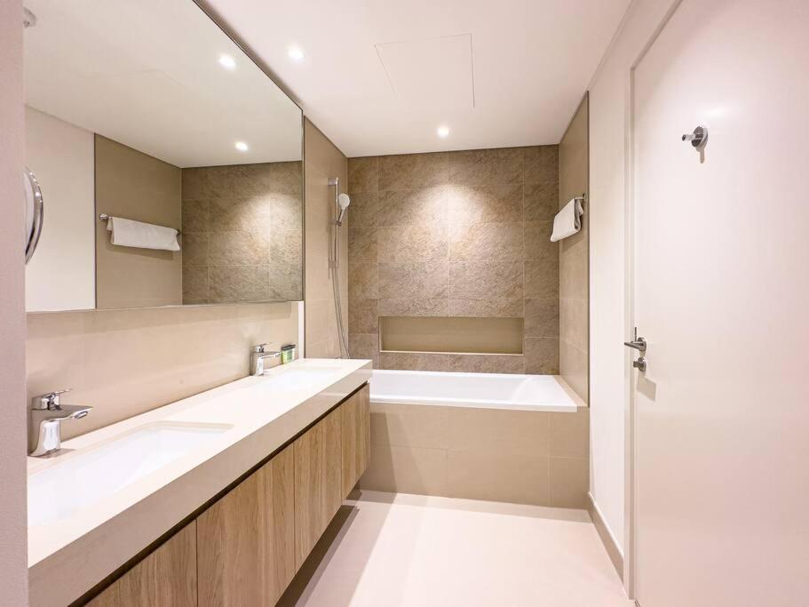 Downtown Views 2br Luxury Pool And Skyline Apartment Dubai