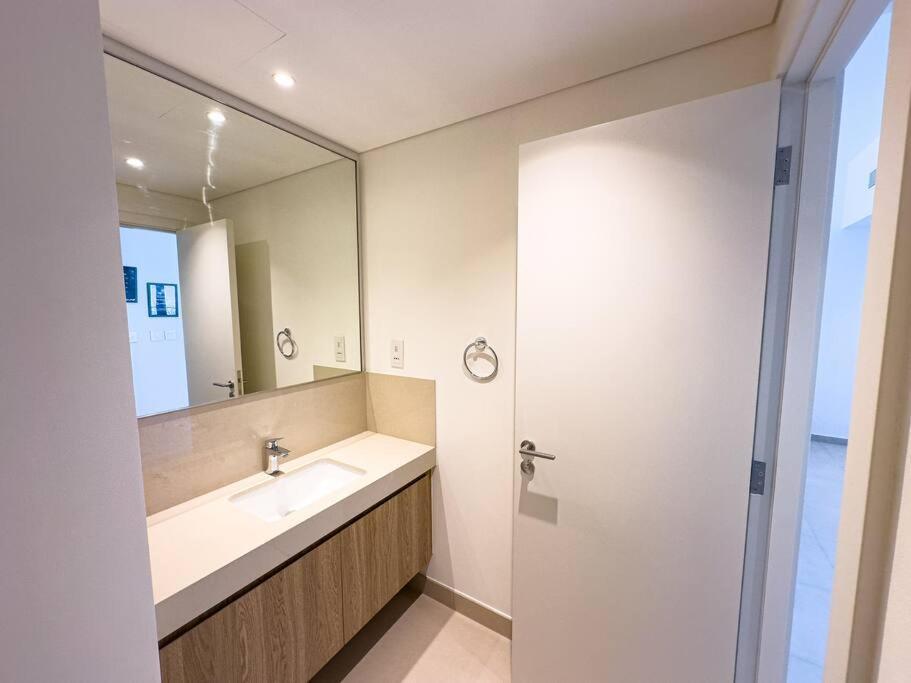Apartment Downtown Views 2br Luxury Pool And Skyline Dubai