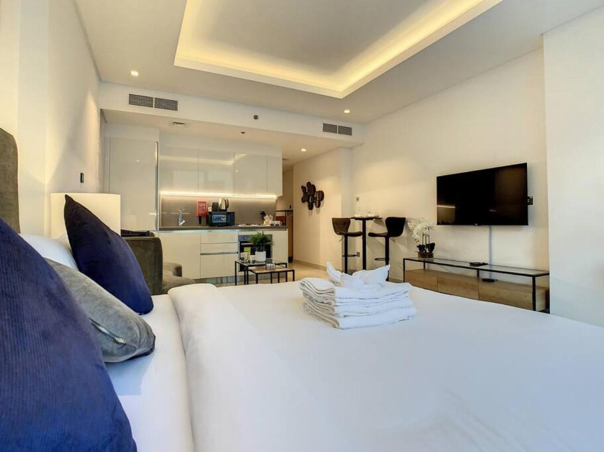 Apartment Key View - The Sterling East House Dubai