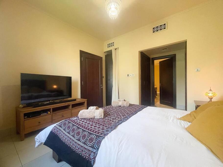 Modern Retreat Close To Burj Khalifa And Steps From Mall Apartment Dubai