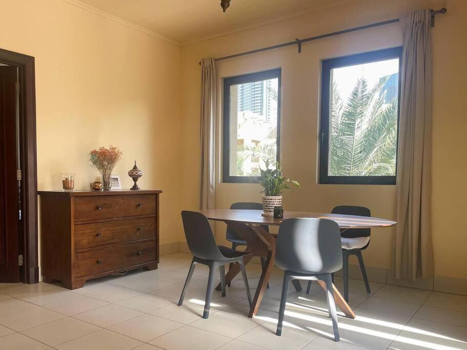 Modern Retreat Close To Burj Khalifa And Steps From Mall Apartment