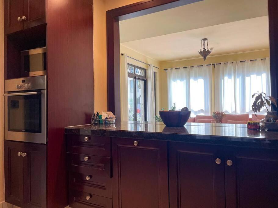 Modern Retreat Close To Burj Khalifa And Steps From Mall *