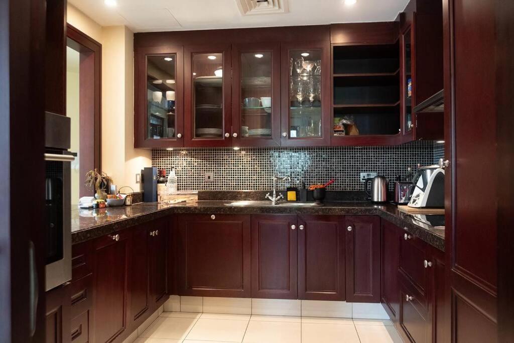 Apartment Modern Retreat Close To Burj Khalifa And Steps From Mall *