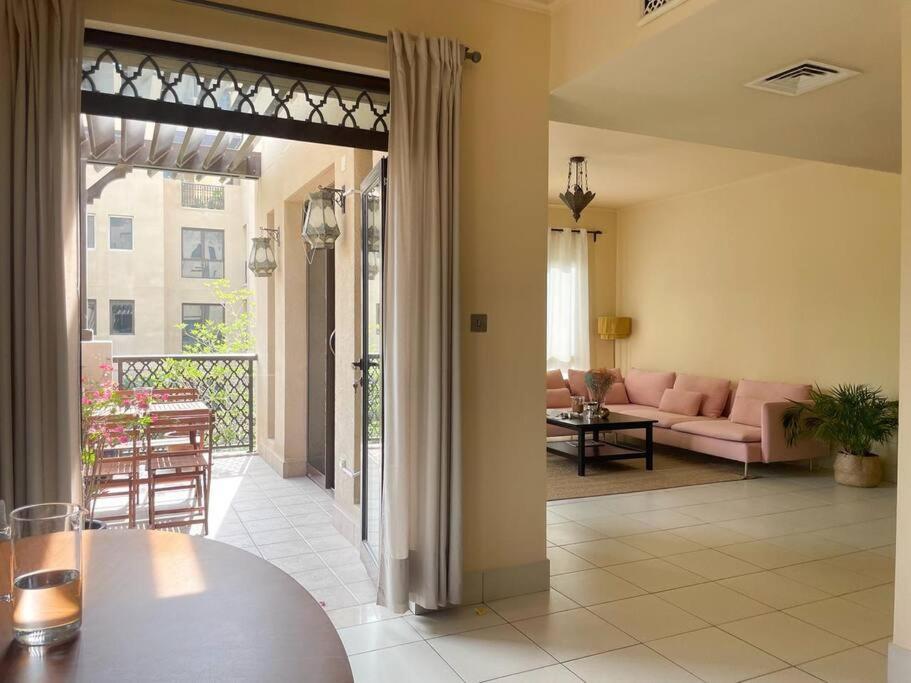Modern Retreat Close To Burj Khalifa And Steps From Mall Apartment