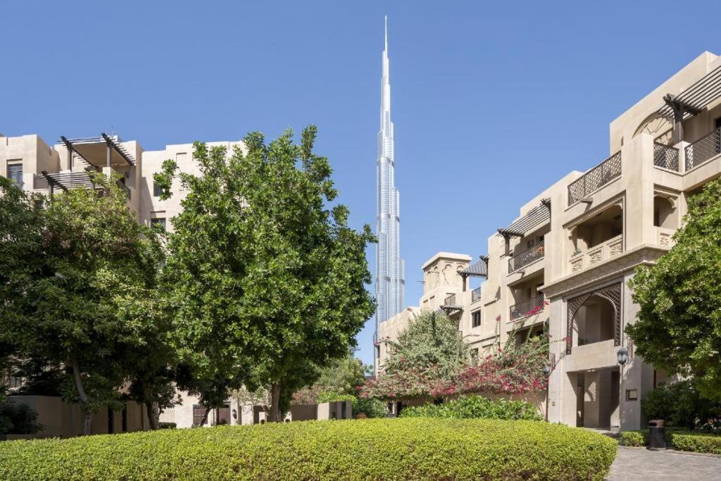 Apartment Modern Retreat Close To Burj Khalifa And Steps From Mall Dubai