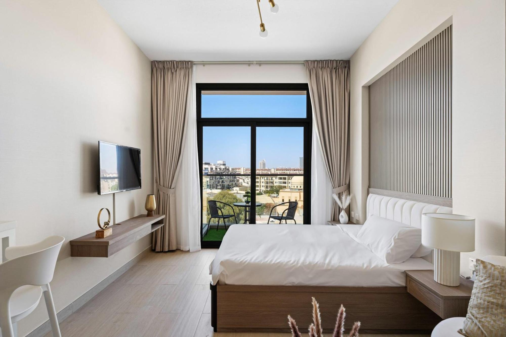 Modern In With Pool Gym And Paddl Apartment Dubai