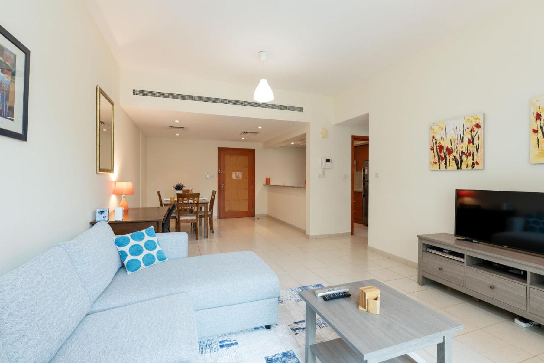 Modern - Spacious 1 Bed - Business Traveler Apartment *
