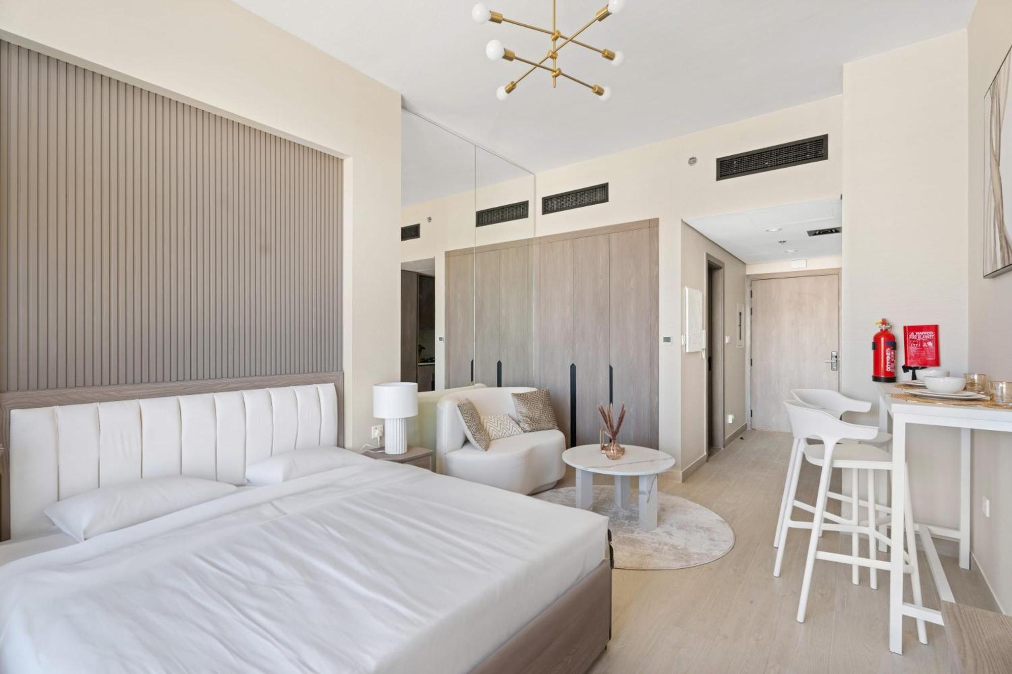 Modern In With Pool Gym And Paddl Apartment *