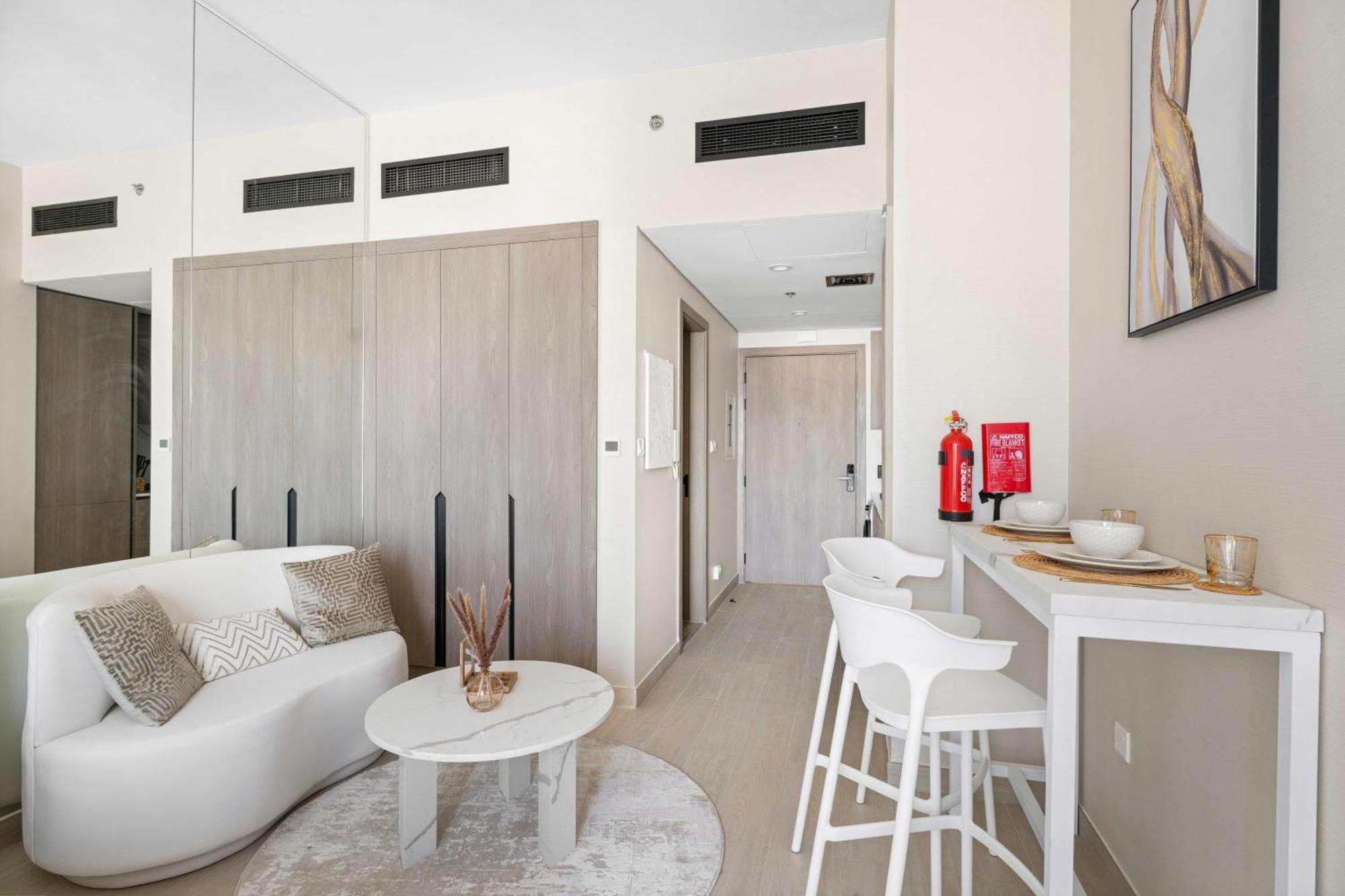Modern In With Pool Gym And Paddl Apartment Dubai