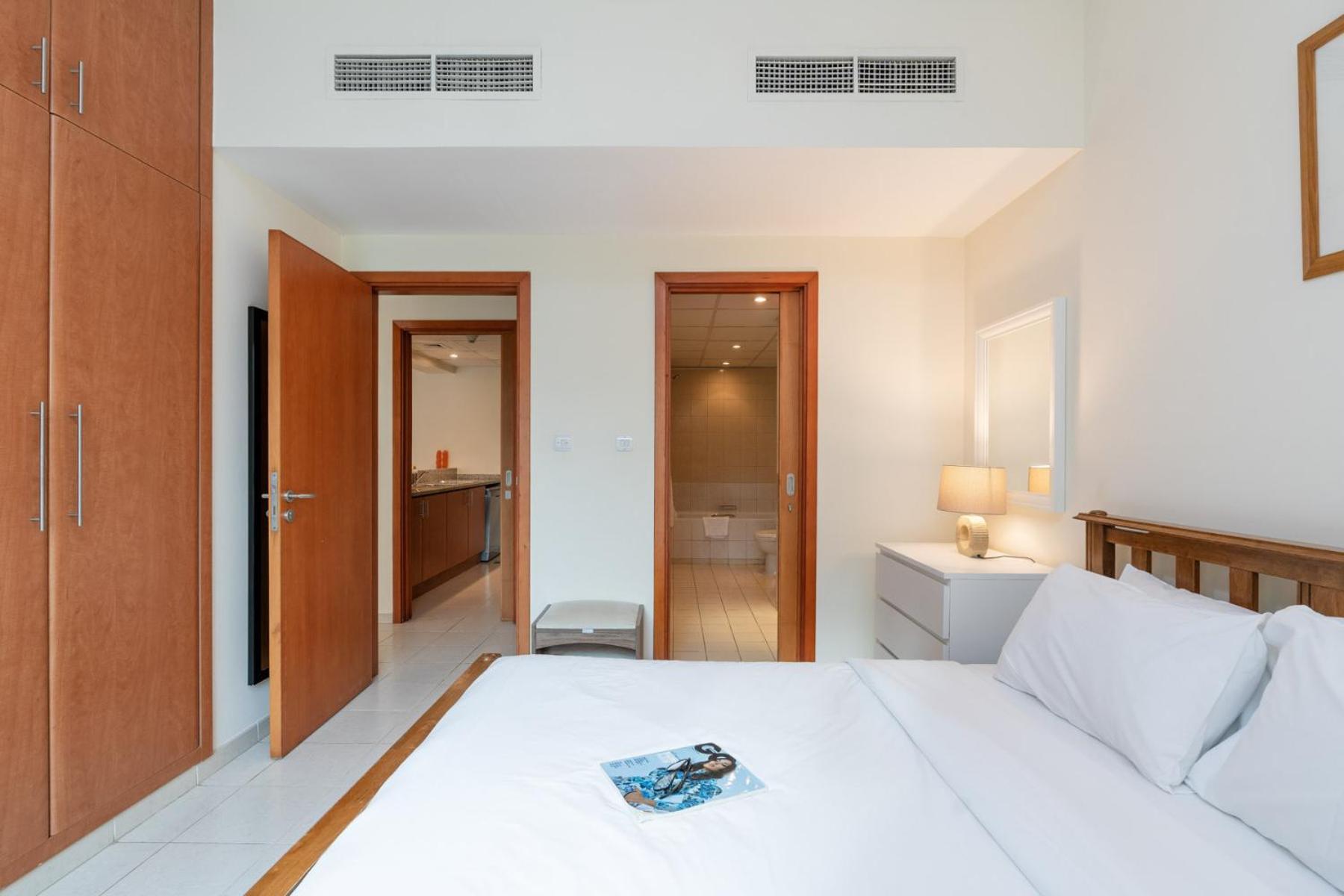 Modern - Spacious 1 Bed - Business Traveler Apartment