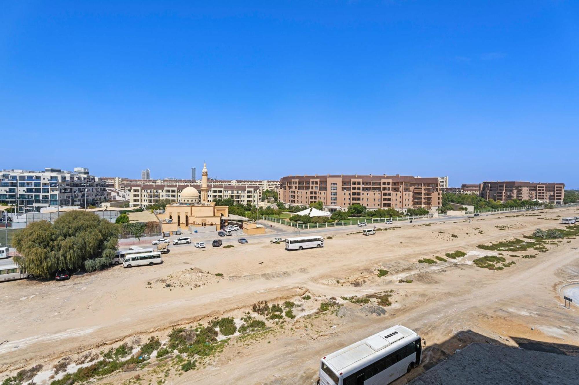 Modern In With Pool Gym And Paddl Apartment Dubai