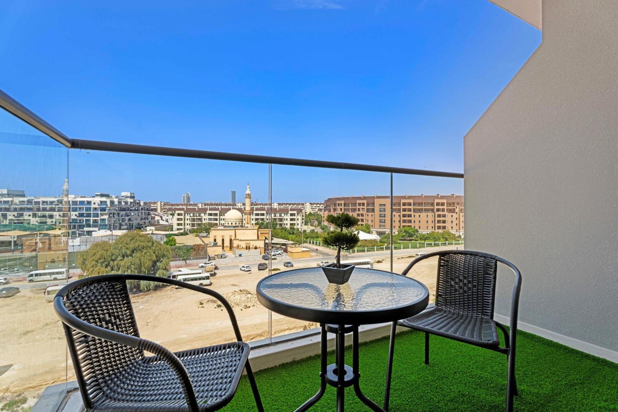 Modern In With Pool Gym And Paddl Apartment Dubai