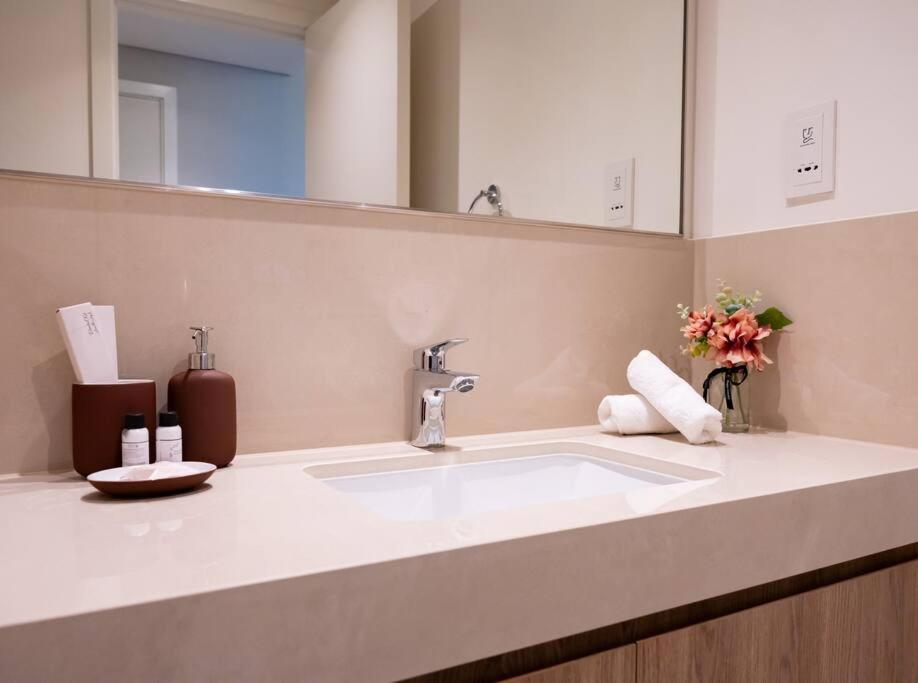 First Class 2br With Downtown View