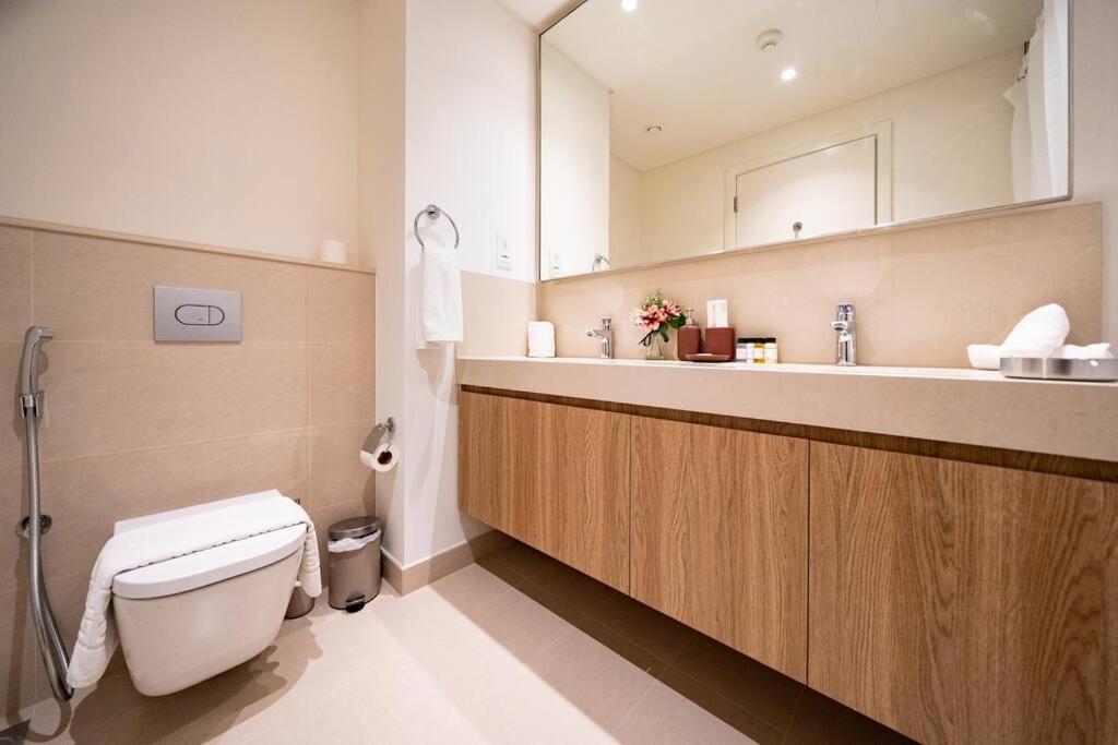 First Class 2br With Downtown View * Dubai