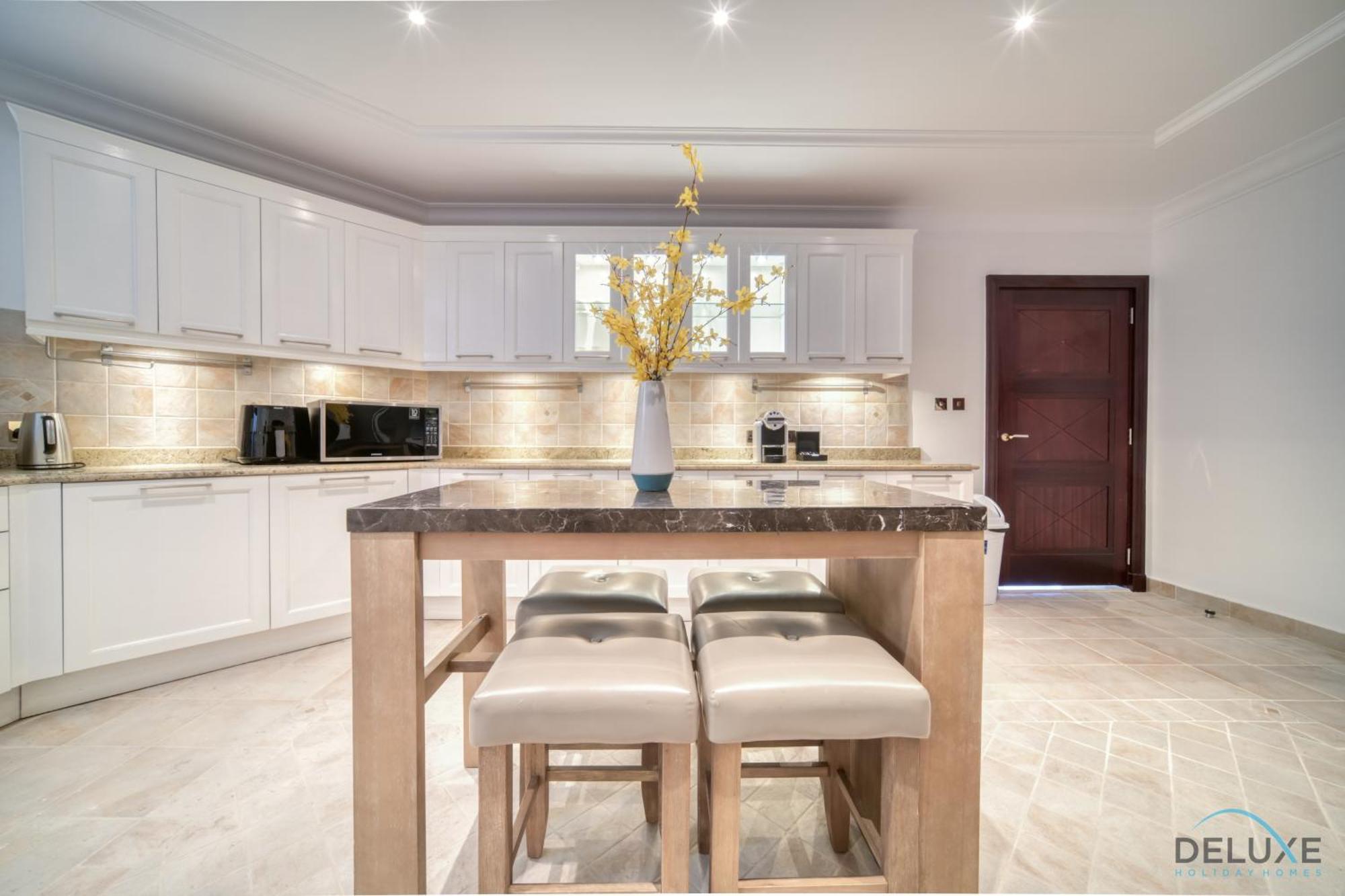 Seaside 5br With Assistant's And Access On Palm Jumeirah By Deluxe Homes Apartment Dubai