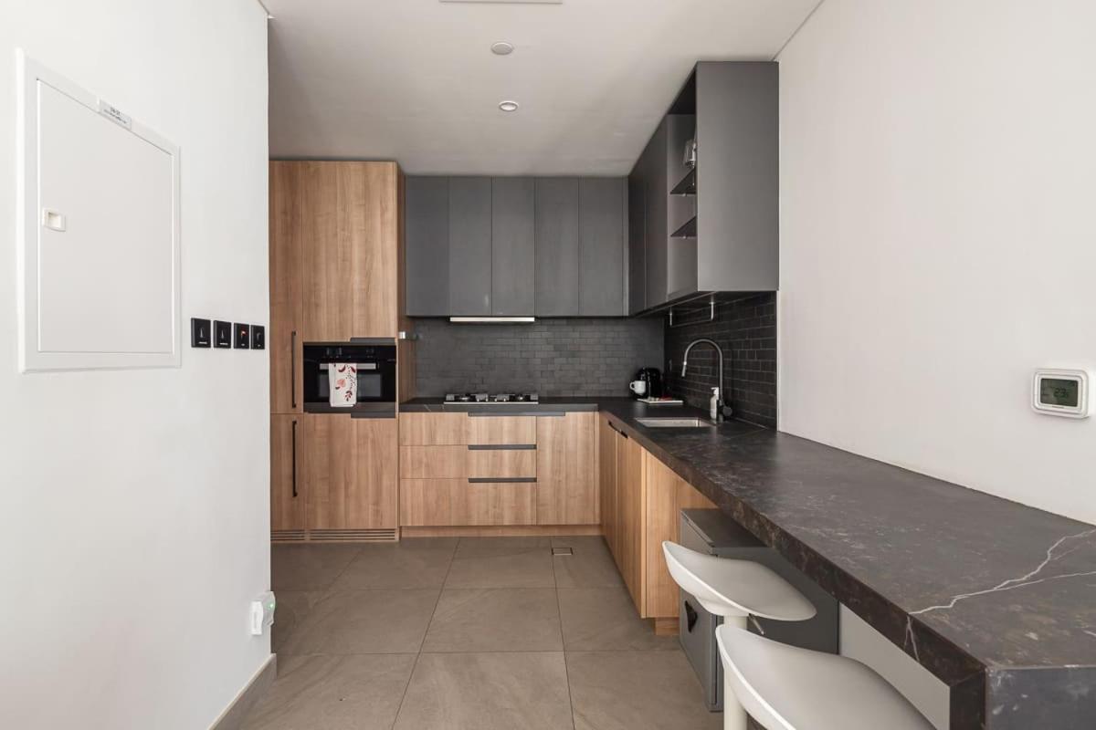 Frank Porter - Dt1 Tower Apartment