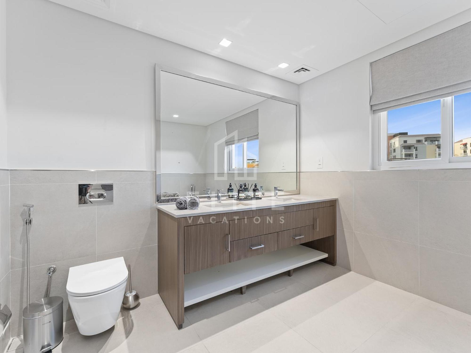 Villa Luxury 4br Next To J1 With Burj Views Dubai