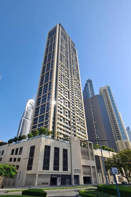 Luxury Burj Khalifa Views@modern Tranquil Moments Dubai